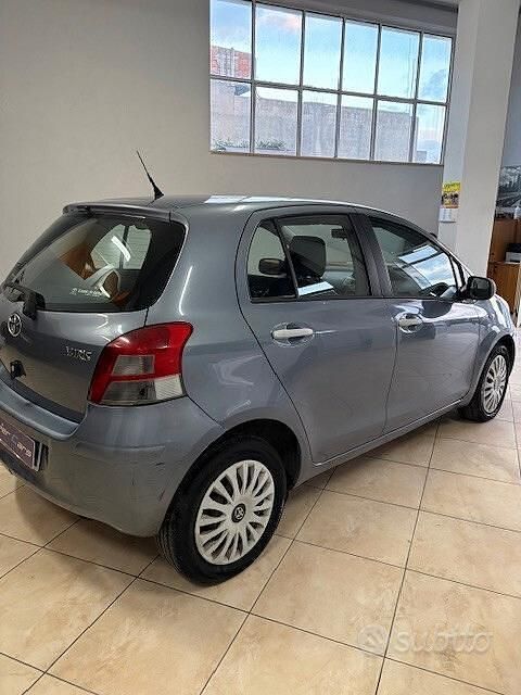 Usata Toyota Yaris Sol 89 CV (65 kW) 2010 Grigio Berlina