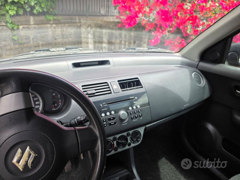Usata 2006 Suzuki Swift Due volumi | 2800 € (Buon prezzo) - Immagine 1/4