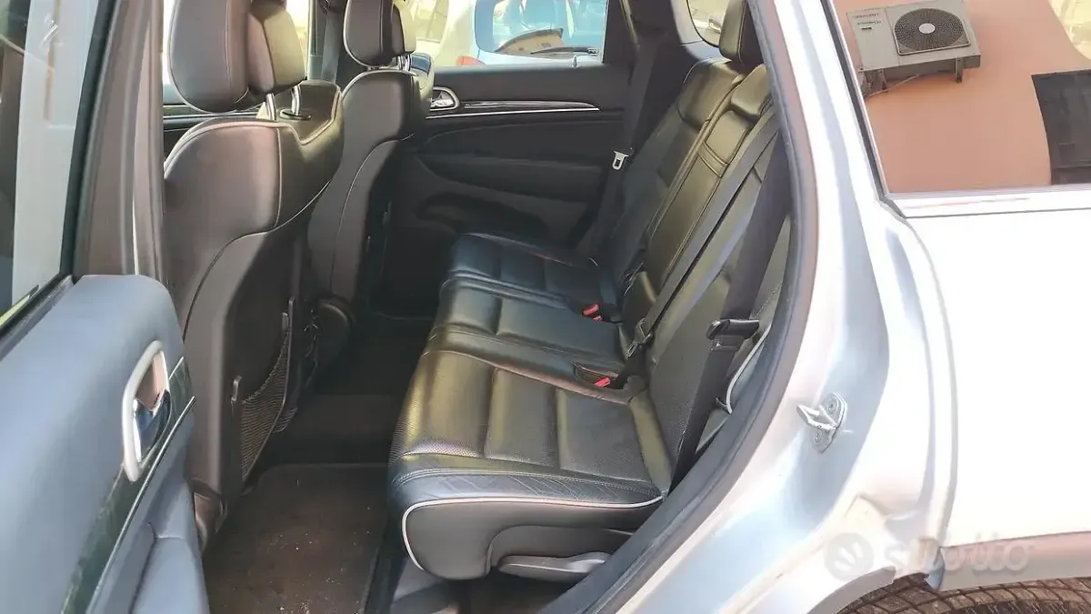 Usata Jeep Grand Cherokee Overland 241 CV (177 kW) 2011 Grigio SUV