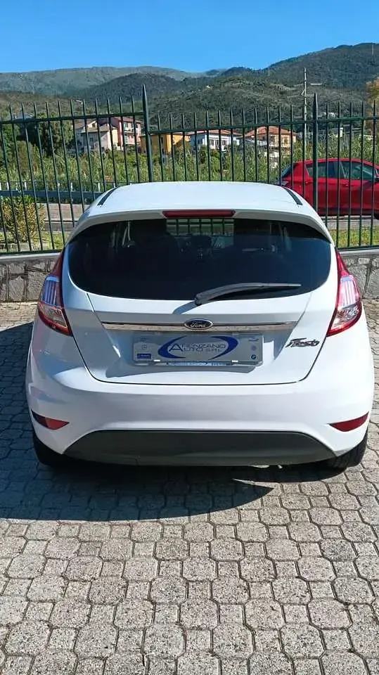 Usata Ford Fiesta 75 CV (55 kW) 2015 Bianco Utilitaria