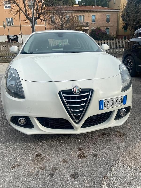 Bianco Usata 2015 Alfa Romeo Giulietta Tre volumi | 6500 € (Ottimo prezzo) - Immagine 1/4