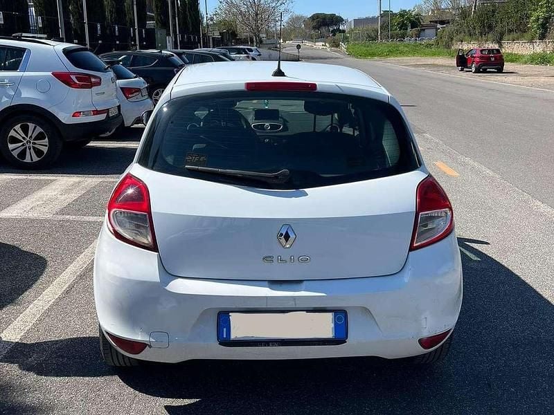 Usata Renault Clio II Dynamique 101 CV (74 kW) 2009 Bianco Berlina