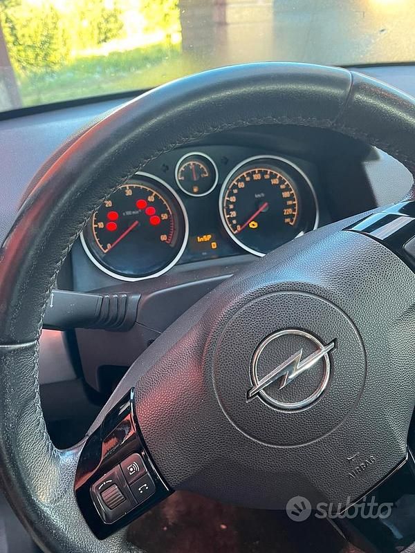 Usata Opel Astra 110 CV (80 kW) 2009 Nero Berlina