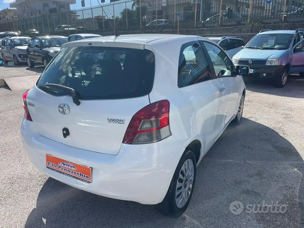 Usata Toyota Yaris 90 CV (66 kW) 2010 Bianco Utilitaria