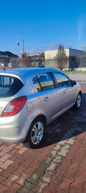 Usata Opel Corsa 75 CV (55 kW) 2012 Argento Utilitaria