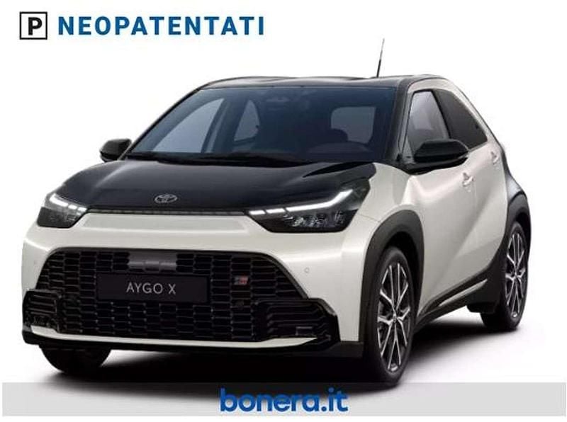 Platinum white pearl & bl Nuova 2026 Toyota Aygo X Sport SUV | 24.350 € (Buon prezzo) - Immagine 1/4