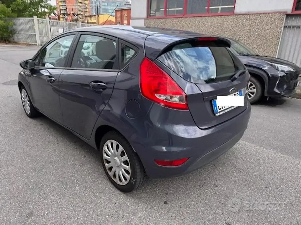 Usata Ford Fiesta 82 CV (60 kW) 2011 Grigio Berlina