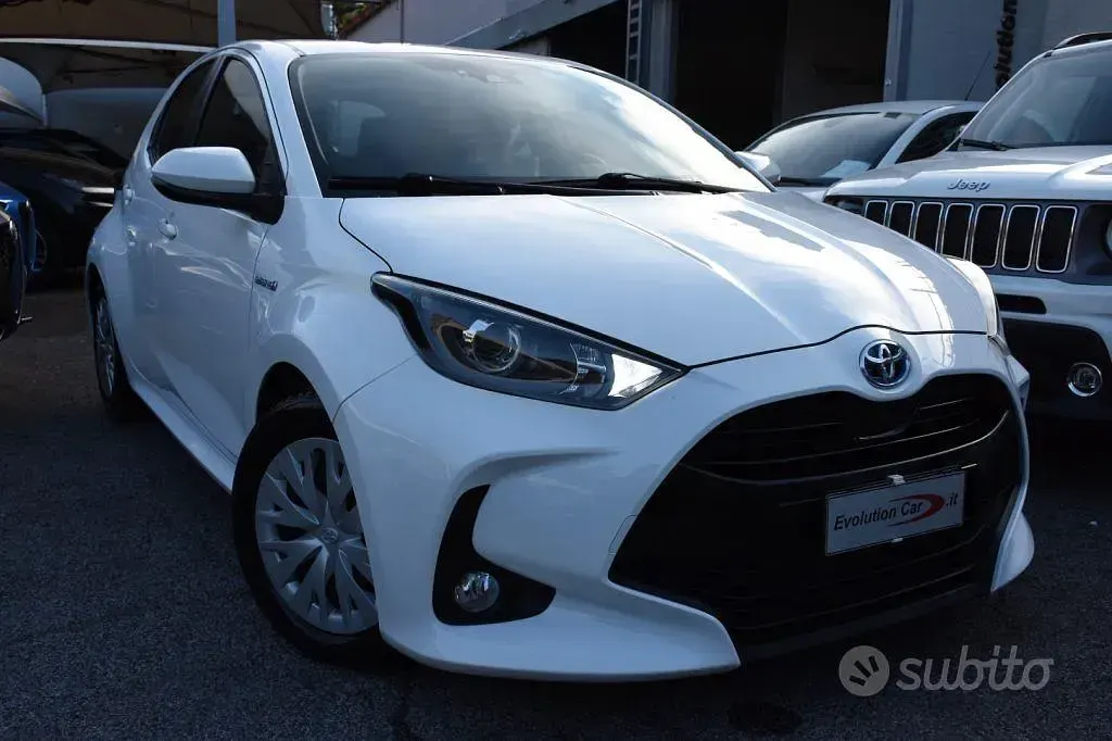 Usata Toyota Yaris Hybrid Business Edition 92 CV (67 kW) 2020 Bianco Berlina