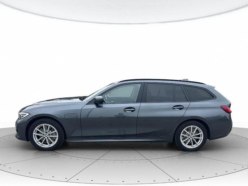 Usata BMW 330e Advantage 184 CV (135 kW) 2021 Grigio metall. Station wagon