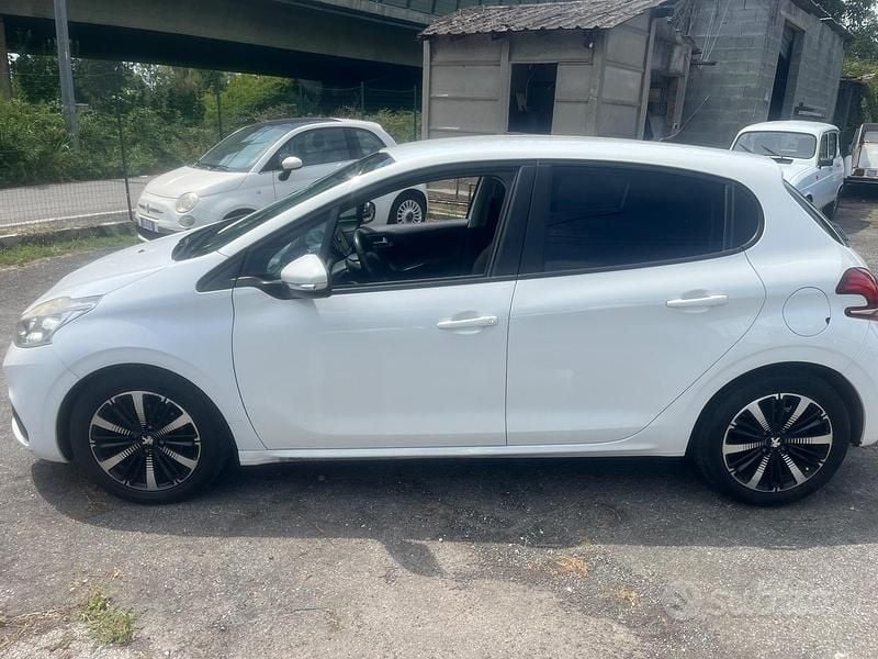Usata Peugeot 208 101 CV (74 kW) 2020 Bianco Utilitaria