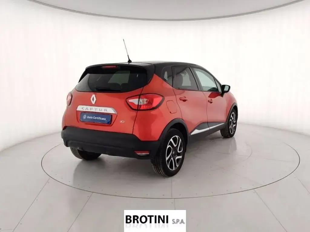 Usata Renault Captur Zen 90 CV (66 kW) 2016 Rosso metallizzato SUV