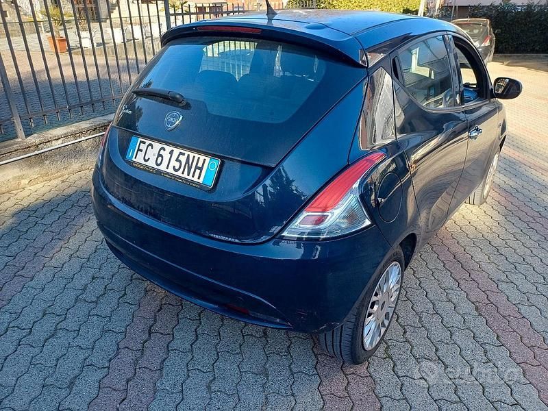 Usata Lancia Ypsilon 69 CV (50 kW) 2016 Blu Utilitaria