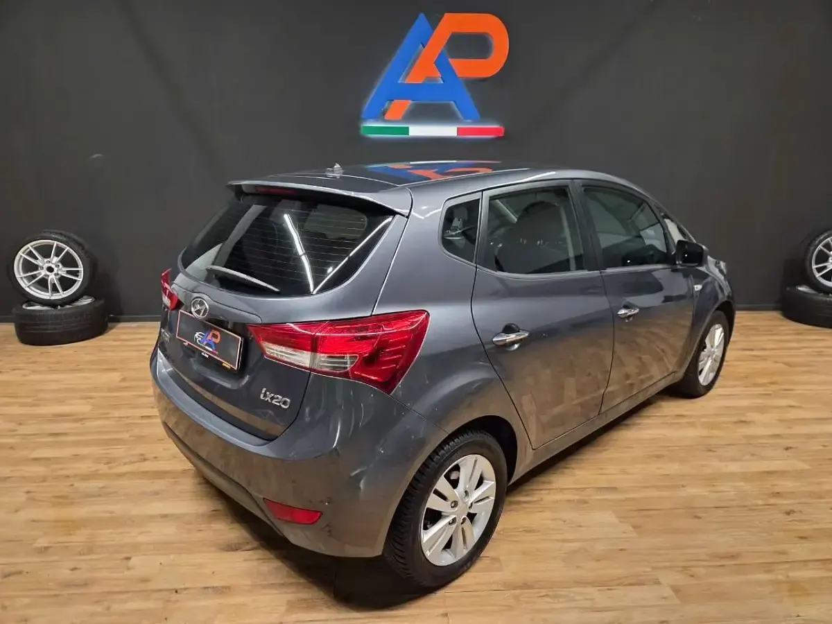 Usata Hyundai ix20 Style 125 CV (91 kW) 2011 Grigio Utilitaria