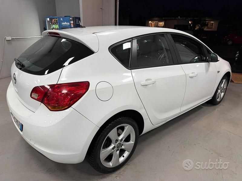 Usata Opel Astra Cosmo 110 CV (80 kW) 2013 Bianco Berlina