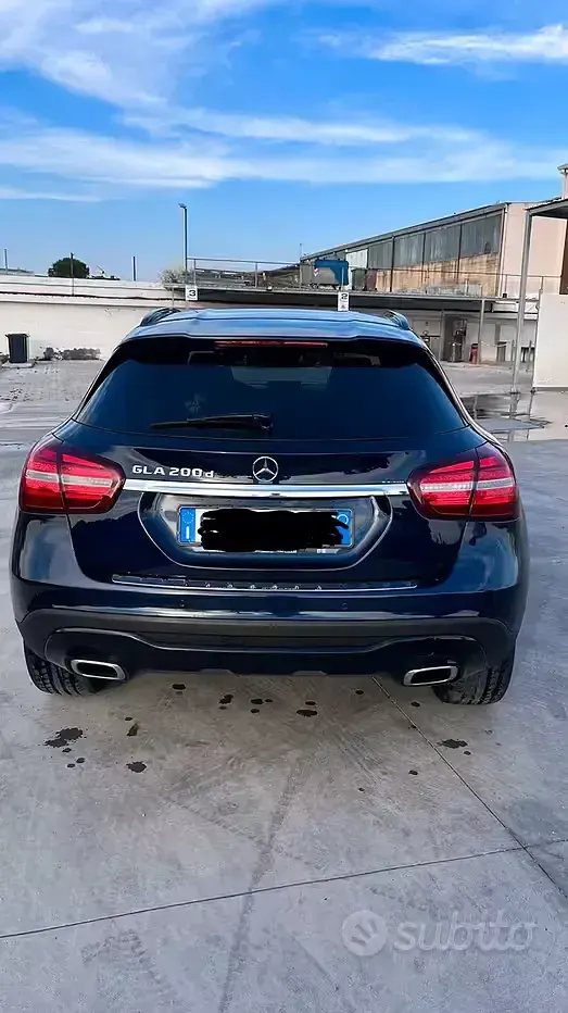 Usata Mercedes GLA200 136 CV (100 kW) 2017 Bluazzurro SUV