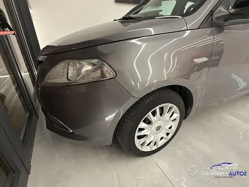 Usata Lancia Ypsilon 69 CV (50 kW) 2015 Grigio Utilitaria