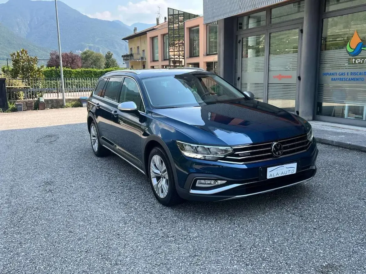 Usata VW Passat Alltrack 200 CV (147 kW) 2022 Blu/azzurro Station wagon