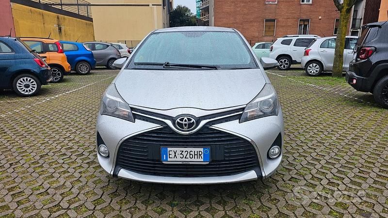 Usata Toyota Yaris Lounge 69 CV (50 kW) 2014 Grigio Utilitaria