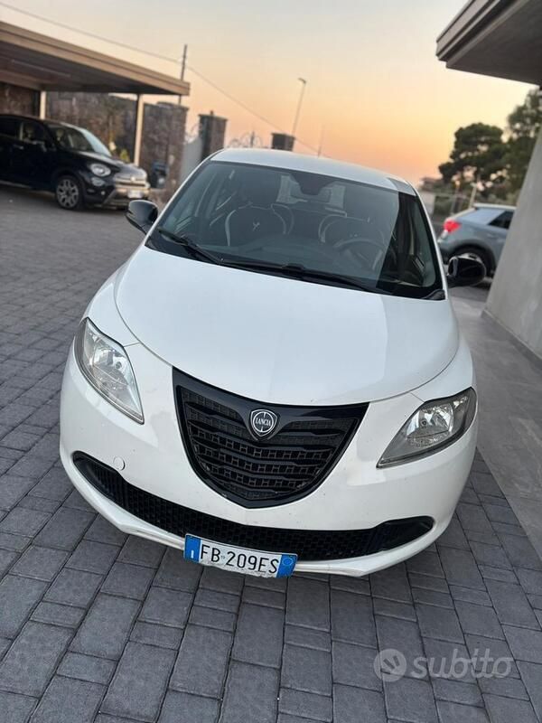 Usata Lancia Ypsilon 80 CV (58 kW) 2015 Bianco Utilitaria