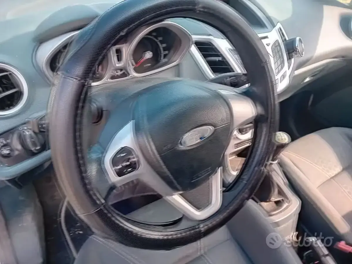 Usata Ford Fiesta 68 CV (50 kW) 2009 Bianco Berlina