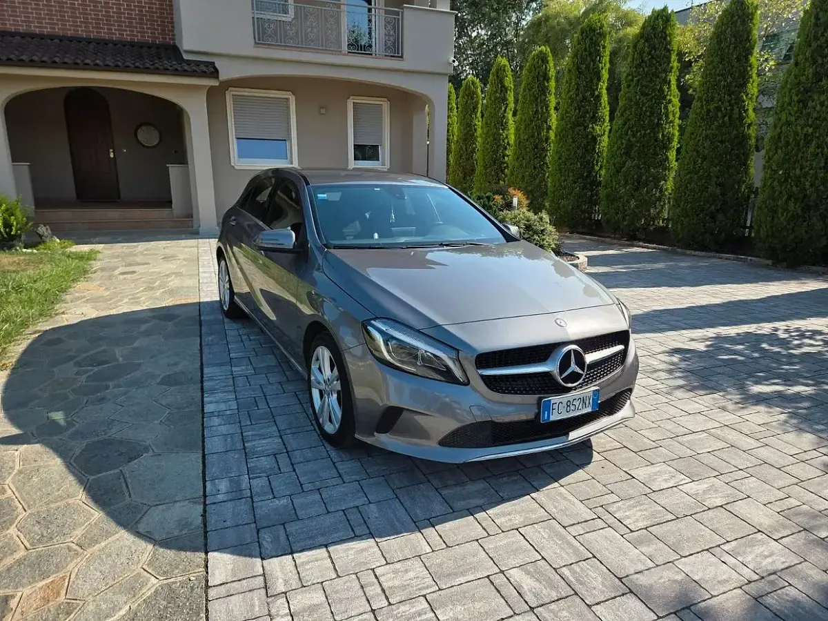 Usata Mercedes A180 Premium 109 CV (80 kW) 2016 Bluazzurro Utilitaria