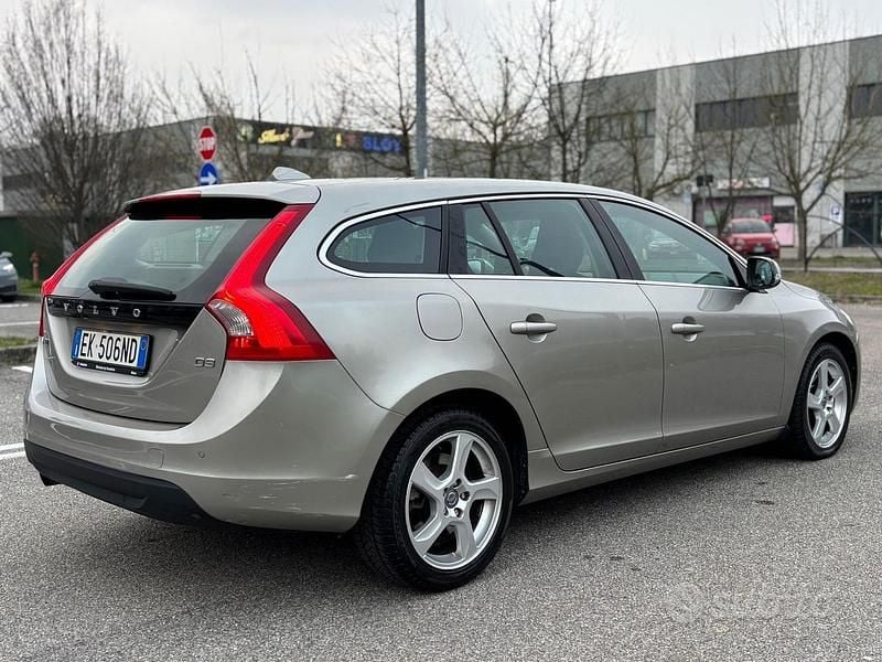Käytetty Volvo V60 Summum 163 HP (119 kW) 2012 Keltainen Farmari