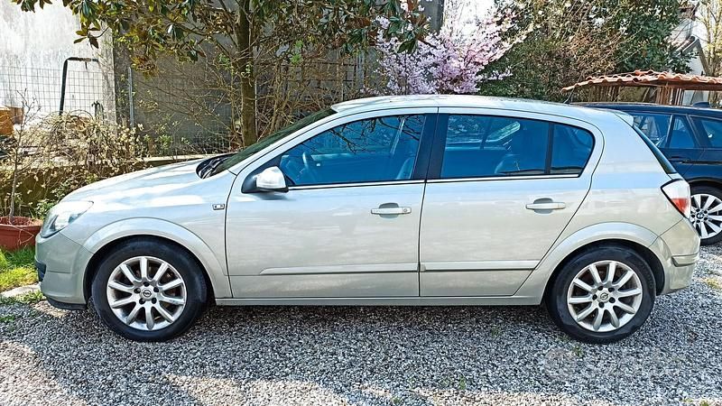 Grigio Usata 2007 Opel Astra Cosmo Tre volumi | 1100 € (Ottimo prezzo) - Immagine 1/4