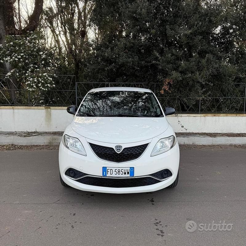 Usata Lancia Ypsilon Gold 69 CV (50 kW) 2016 Bianco Utilitaria