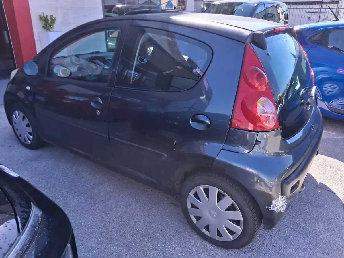 Usata Peugeot 107 68 CV (50 kW) 2008 Grigio Utilitaria
