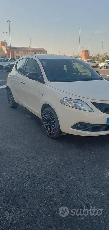 Usata Lancia Ypsilon 69 CV (50 kW) 2021 Bianco Utilitaria
