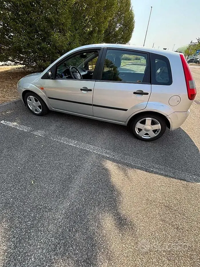 Usata Ford Fiesta 80 CV (58 kW) 2004 Grigio Utilitaria