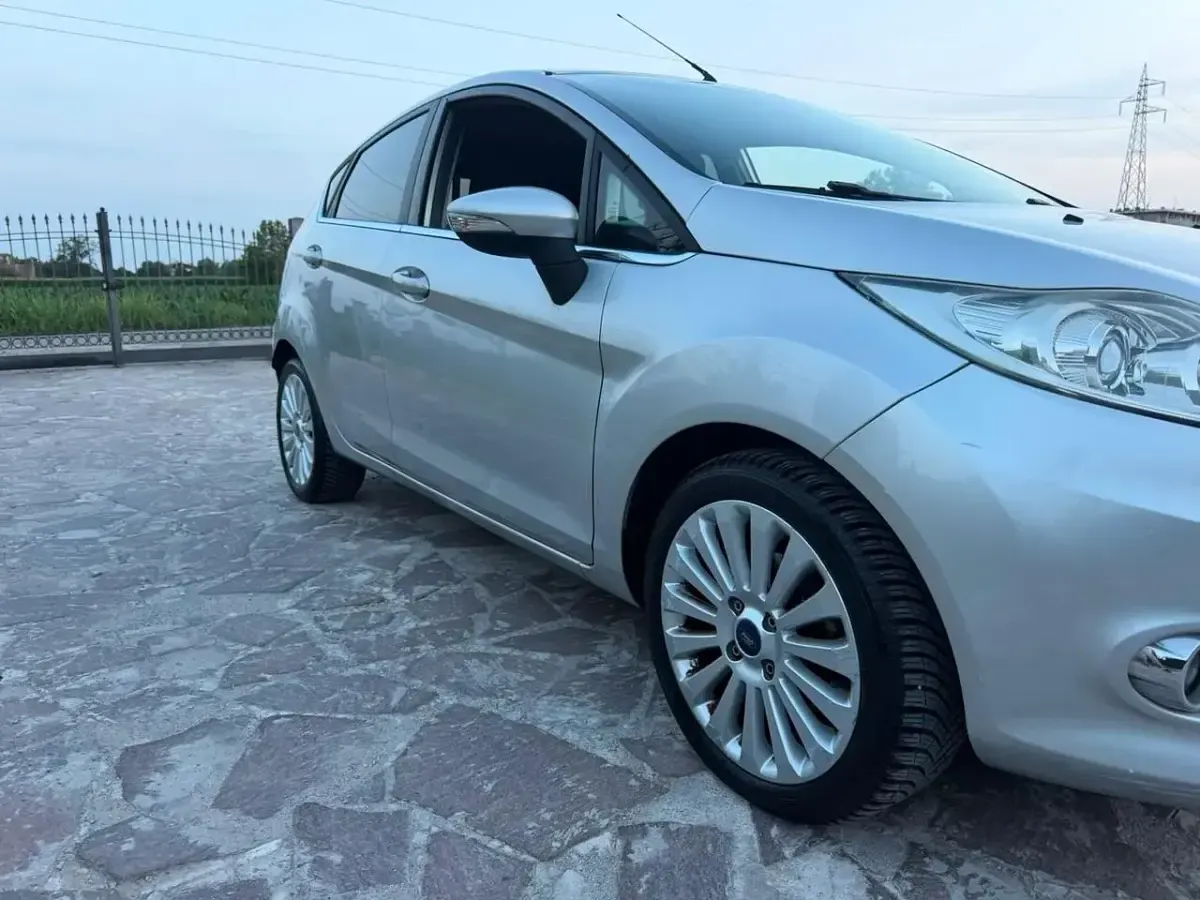 Usata Ford Fiesta Titanium 82 CV (60 kW) 2009 Argento Berlina