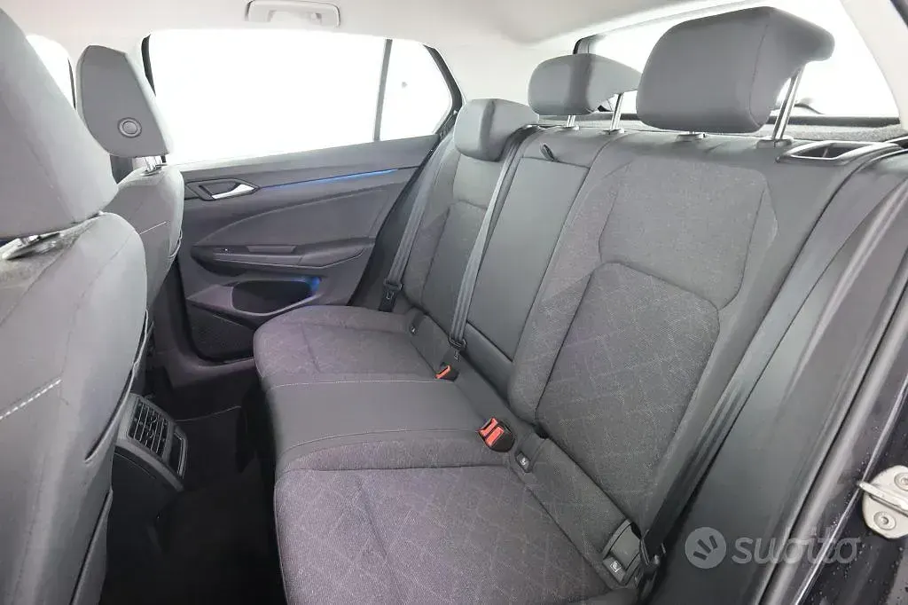 Usata VW Golf VIII Life 116 CV (85 kW) 2024 Nero perla Berlina