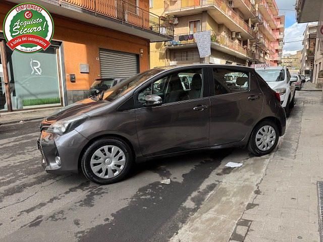 Usata Toyota Yaris Lounge 69 CV (50 kW) 2015 Grigio scuro Utilitaria