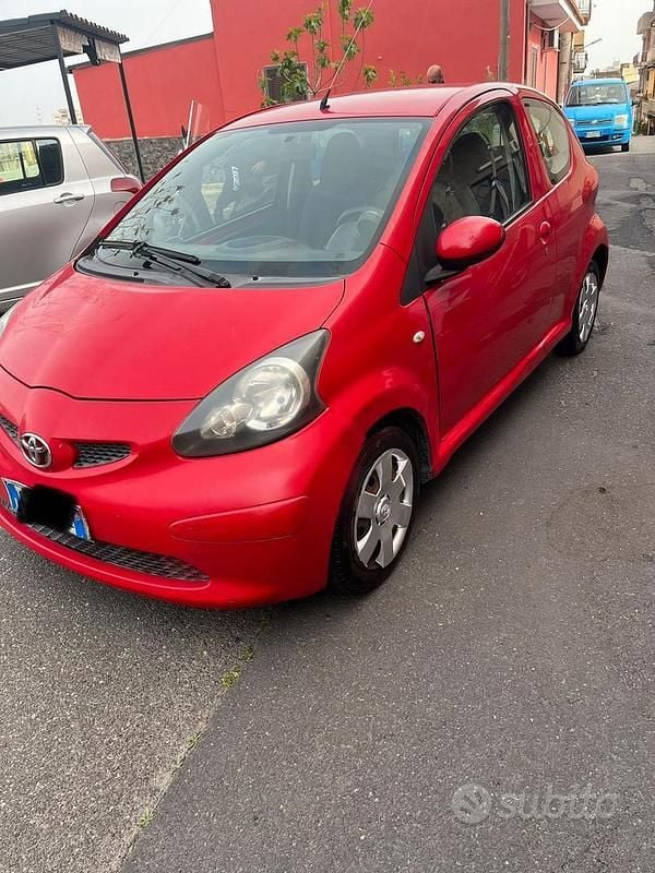 Usata Toyota Aygo 69 CV (50 kW) 2007 Rosso Utilitaria