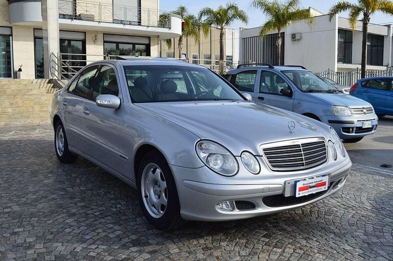Usata Mercedes E220 Classic 150 CV (110 kW) 2004 Argento Berlina