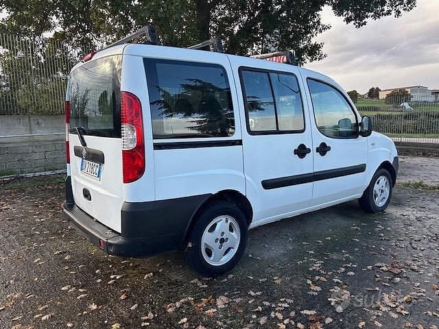 Usata Fiat Doblò Active 103 CV (75 kW) 2009 Bianco Monovolume
