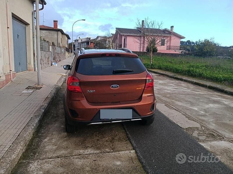 Usata Ford Ka Plus Active 90 CV (66 kW) 2018 Marrone Utilitaria