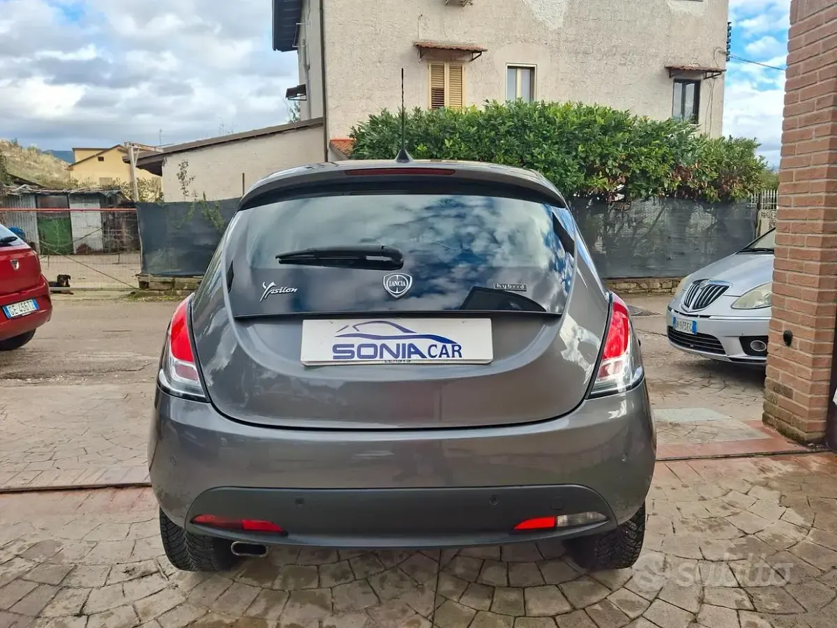 Usata Lancia Ypsilon Gold 69 CV (50 kW) 2023 Grigio Utilitaria