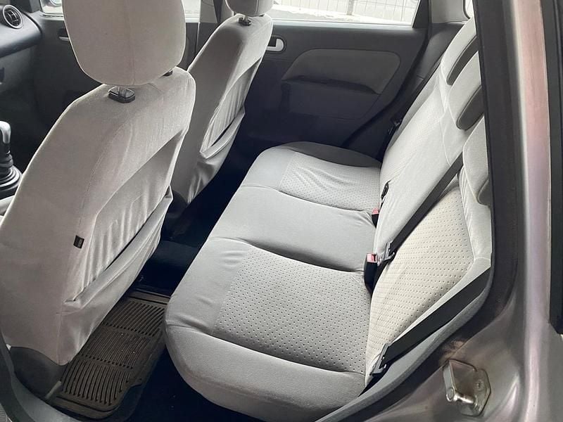 Begagnad Ford Fiesta Zetec 67 HK (49 kW) 2002 Silver Halvkombi