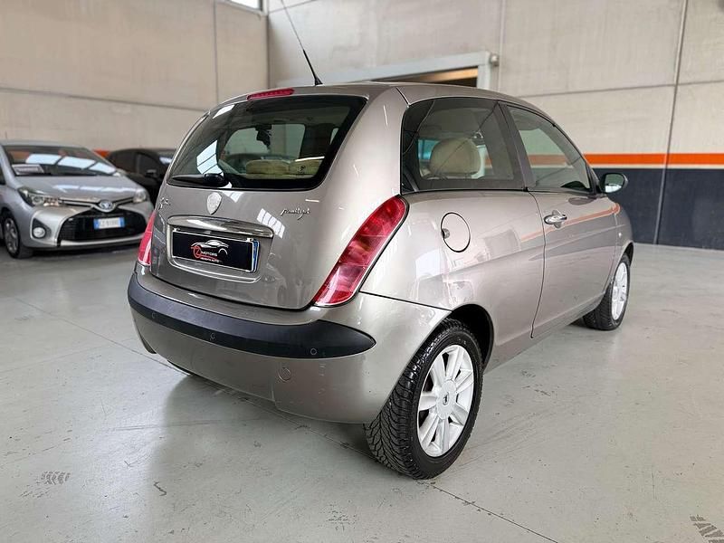 Usata Lancia Ypsilon 70 CV (51 kW) 2005 Grigio Utilitaria