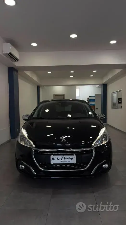 Usata Peugeot 208 Signature Sky 120 CV (88 kW) 2019 Nero Utilitaria