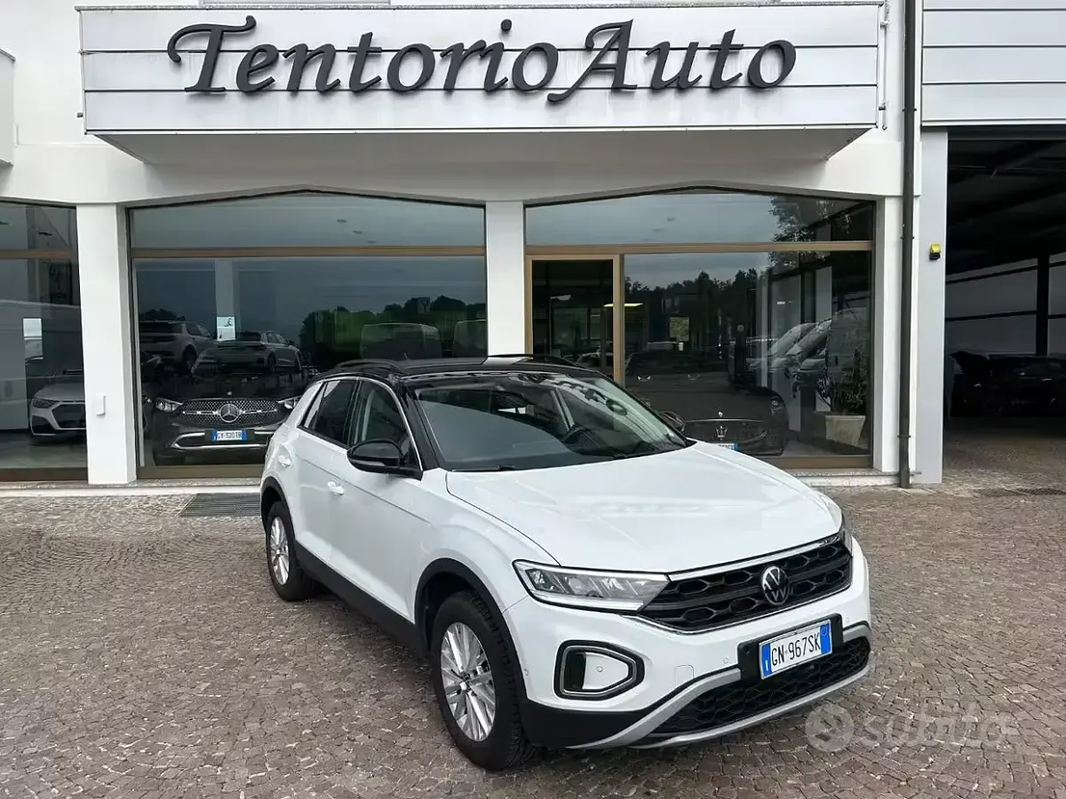 Usata VW T-Roc Life 150 CV (110 kW) 2023 Bianco pastello SUV