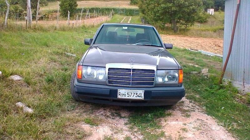 Usata Mercedes E250 90 CV (66 kW) 1985 Marrone Berlina