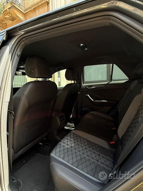 Usata VW T-Roc R-line 150 CV (110 kW) 2023 Grigio SUV