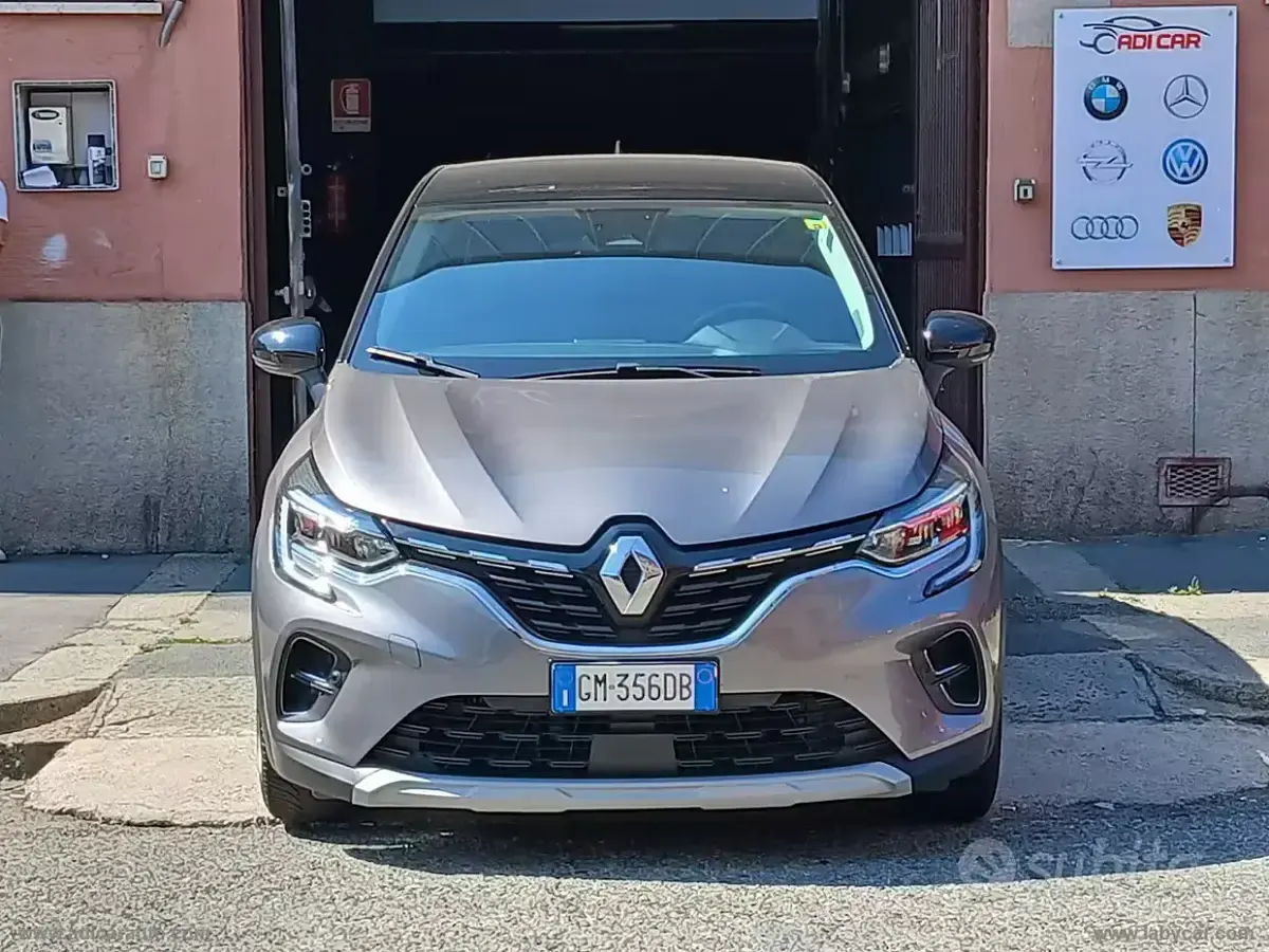 Usata Renault Captur Techno 140 CV (102 kW) 2023 Grigio SUV