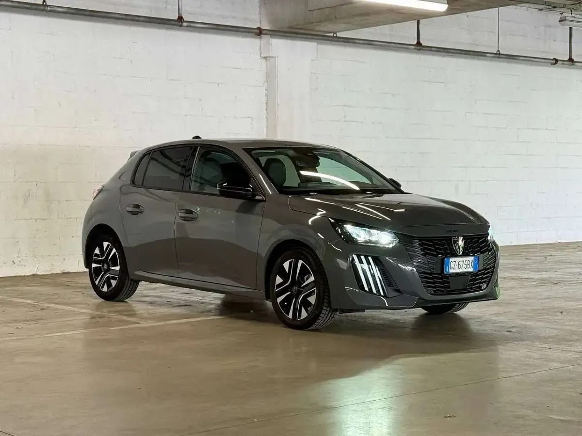 Usata Peugeot 208 Allure 101 CV (74 kW) 2025 Grigio Utilitaria