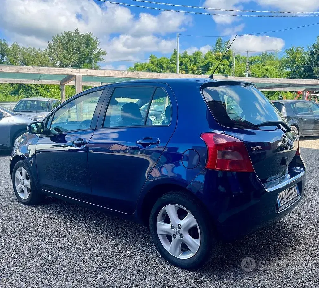 Usata Toyota Yaris Sol 69 CV (50 kW) 2006 Blu Berlina