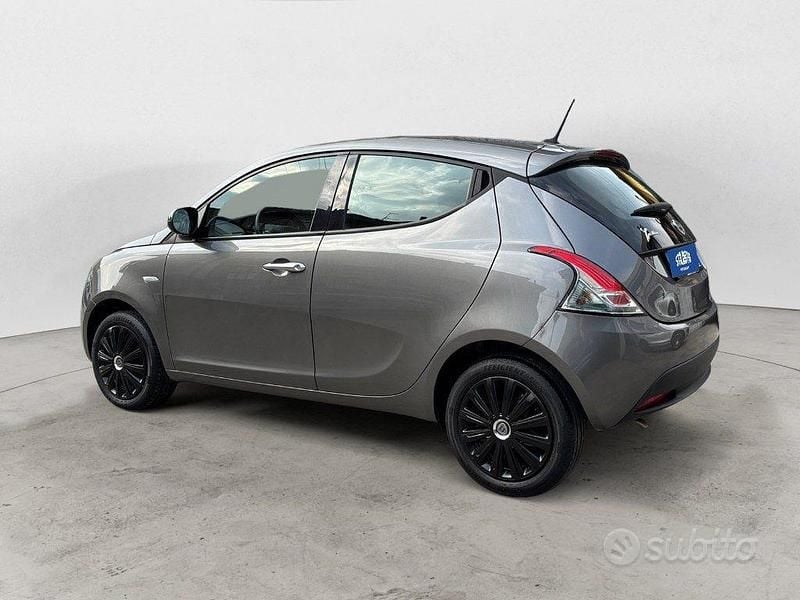 Usata Lancia Ypsilon Silver 69 CV (50 kW) 2022 Antracite metallizzato Utilitaria