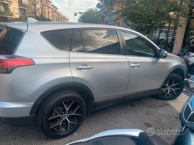 Usata Toyota RAV4 Business Edition 143 CV (105 kW) 2016 Argento SUV